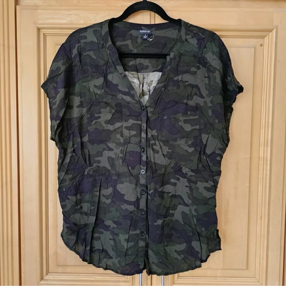 Torrid Sz 1 Green/Black C⃨A⃨M⃨O⃨ Sleeveless Blouse! Army Green
